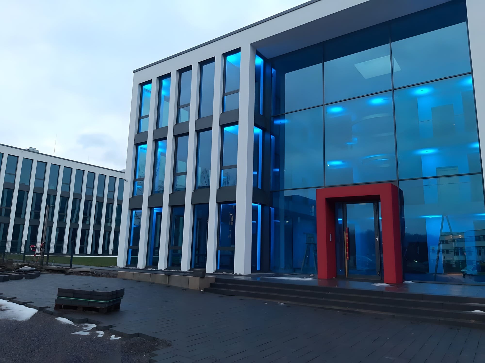 Modernes Glasgebäude in blauer Dämmerungsbeleuchtung — Objektbeleuchtung