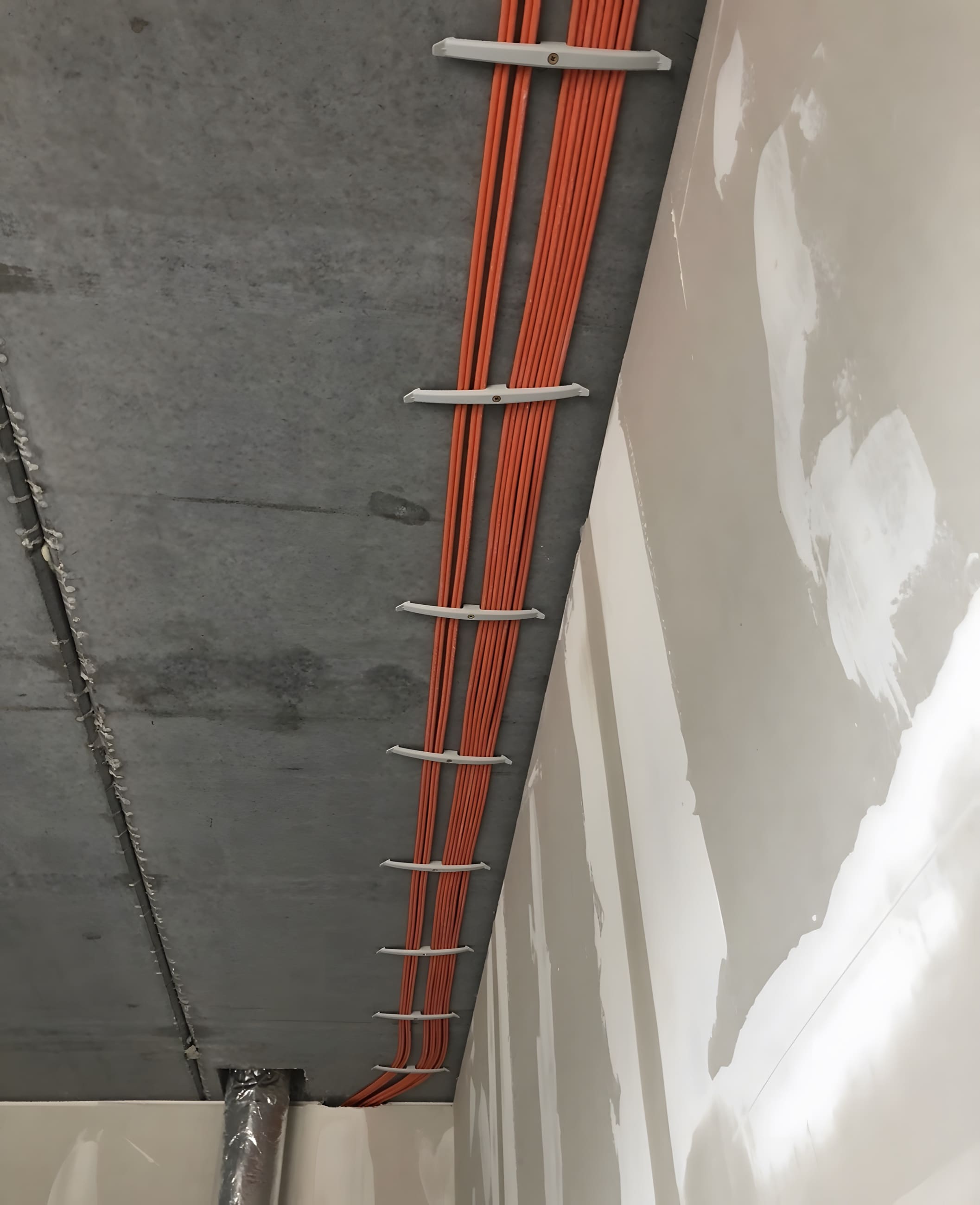 Gebündelte Leerrohre in der Betondecke — vorausschauende Elektroplanung im Rohbau