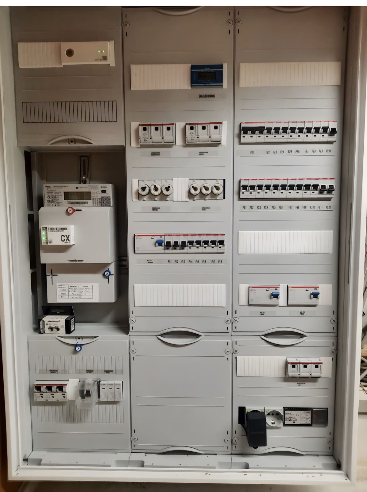 Fertig aufgebaute Zähleranlage nach einer Sanierung — sauber strukturierter Verteiler mit ABB-Komponenten